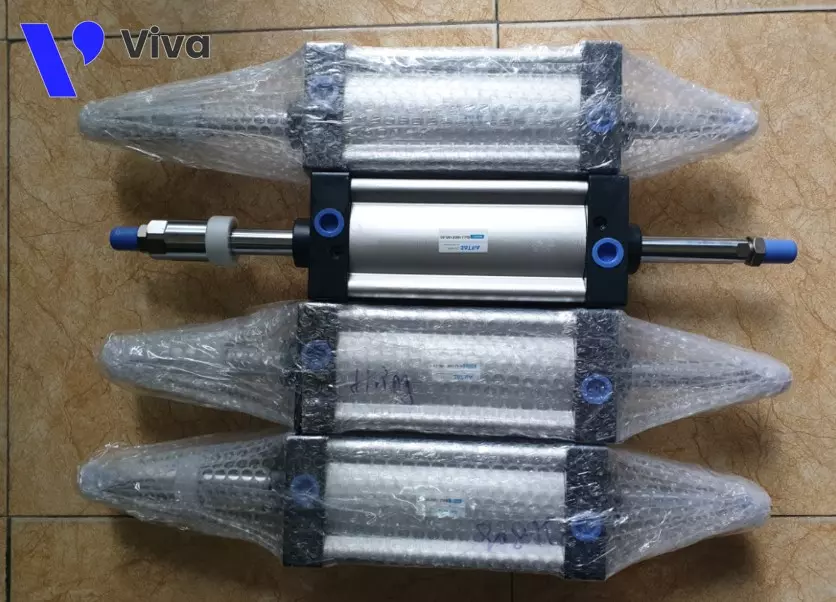Two-headed pneumatic cylinder