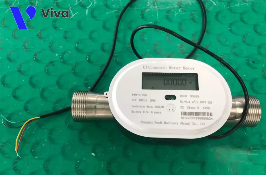 Electronic threaded water flow meter