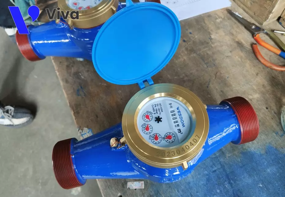 Threaded water flow meter with brass body