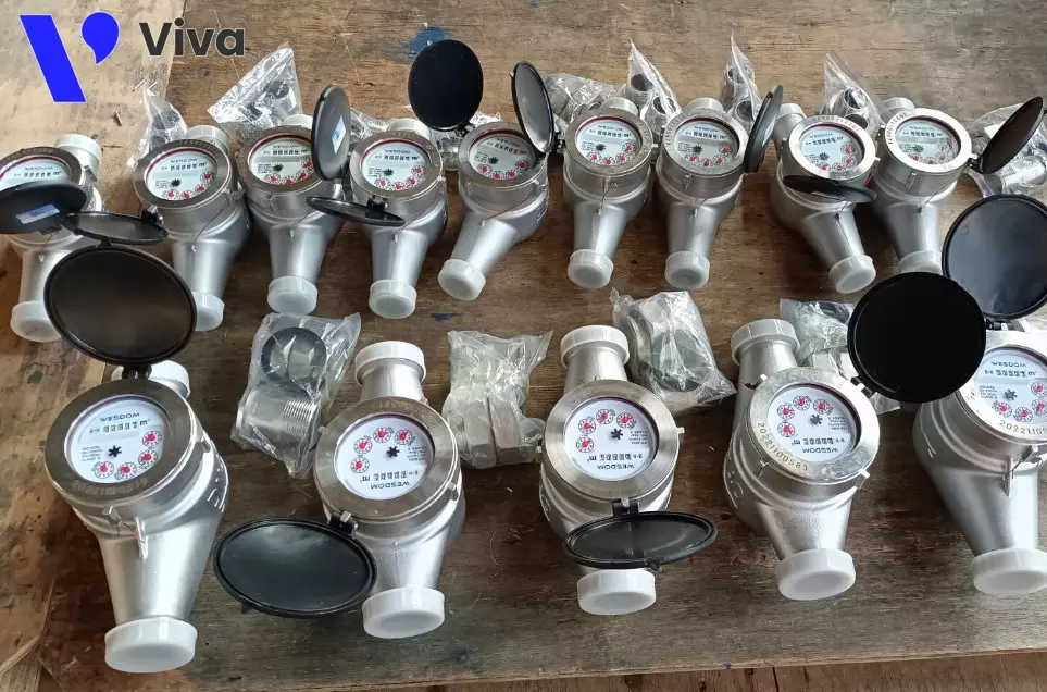 Threaded water flow meter with stainless steel body